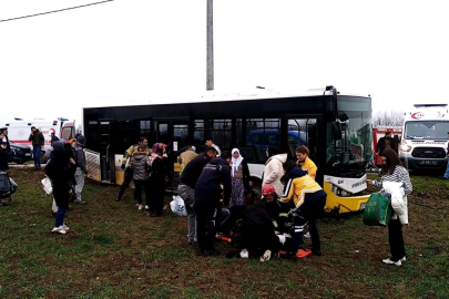 Bursa'da otobüs ile otomobil kafa kafaya çarpıştı