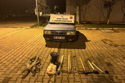 Bursa'da mezarı asitle eritmeye çalışan defineciler yakalandı