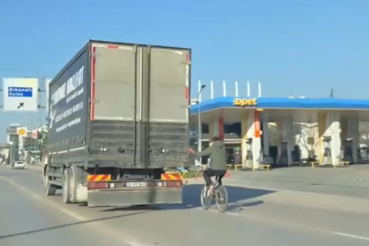 Bursa'da tehlikeli yolculuk! Kamyonun arkasında kilometrelerce ilerledi