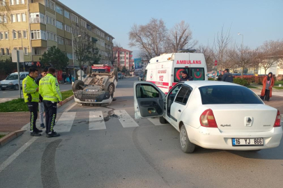 Döner kavşakta çarpışan 2 araçtan biri takla attı: 2 yaralı