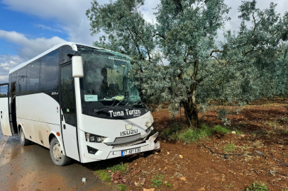 Tır ile servis minibüsü çarpıştı: 5 yaralı