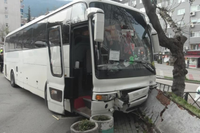 Freni patlayan otobüs önce ağaca ve kamyonete, sonra evin duvarına çarptı