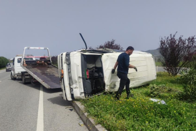 Kontrolden çıkan minibüs takla attı, 2 kişi yaralandı