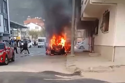 Bursa'da park halindeki otomobil alev alev yandı