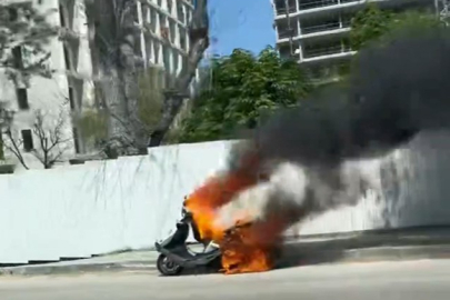 Seyir halindeki motosiklet alev alev yandı, ilk müdahale trafik polisinden