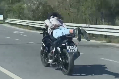 Gençlerin motosikletle tehlikeli yolculuğu...