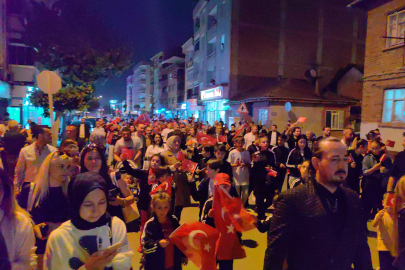 Mahalle sakinleri geleneği bozmadı, 23 Nisan coşkuyla kutlandı