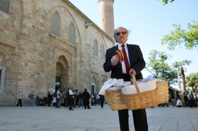 Memurluğunda giydiği takım elbiseyi emekliliğinde de çıkarmadı, koluna taktığı sepetiyle sokakta simit satıyor