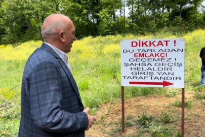 "Tarlasını yola çevirenlere" kızdı, tabelayı dikti