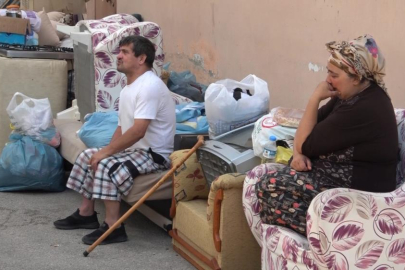 Engelli aile kira yüzünden sokağa atıldı