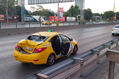 Hızını alamayan motosikletli taksiye arkadan çarptı: 2 yaralı