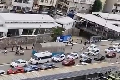 Yolu kapatıp halay çektiler, sürücüleri çileden çıkardılar