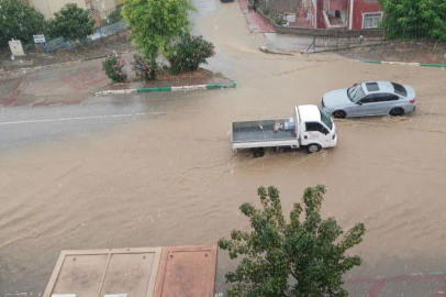 Bursa'da aniden bastıran yağmur, hayatı felç etti