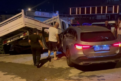 Bursa'da kontrolden çıkan araç park halindeki kamyonete çarptı: 3 yaralı