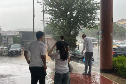Bursa'da sağanak yağış hayatı durma noktasına getirdi