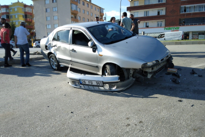 Refüje çarpan otomobilin sürücüsü yaralandı