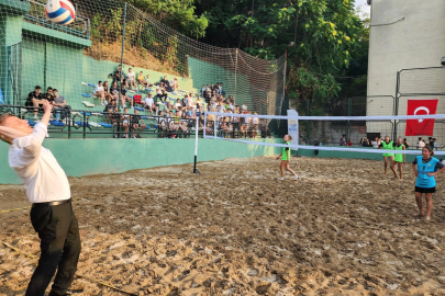 Plaj voleybolu turnuvası bu yıl rekor katılımla başladı