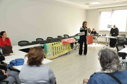 Atıklar  kadınların ellerinde rengarenk çantalara dönüştü