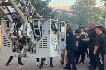 Yangının ortasında mahsur kalanları itfaiye kurtardı