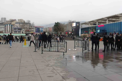 Kent Meydanında dehşet, amcasını defalarca bıçakladı