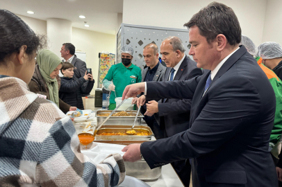 Başkan Aydın,  Demirtaş'ta kepçe ile  iftar yemeği dağıttı