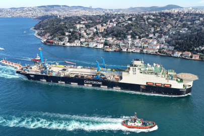 Dev  Gemi ‘Castorone’ İstanbul Boğazı’ndan geçti