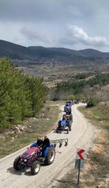 Bursa’nın Issızdere köyünde komşu köye traktörlü bayram konvoyu