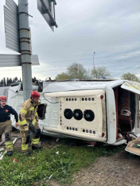 Bursa’da servis aracı bariyerlere çarptı: 6 yaralı