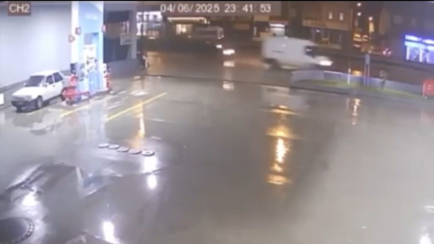 Kontrolden çıkan otomobil duvara çarptı, o anlar kamerada