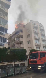 Bursa’da 5 katlı binanın çatısı alevlere teslim oldu