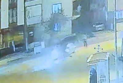 Otomobil ile çarpışan motosiklet sürücüsü ağır yaralandı: Kaza anı kamerada