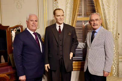 Yılmaz Büyükerşen Hoca'dan Tarihi  Hünkar Köşkü'ne Balmumu Atatürk Heykeli