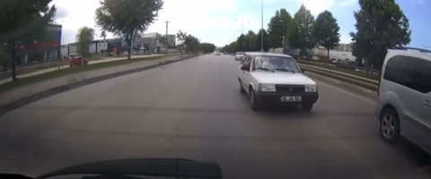 TOFAŞ ile ölümüne makas kamerada... Kaza böyle teğet geçti