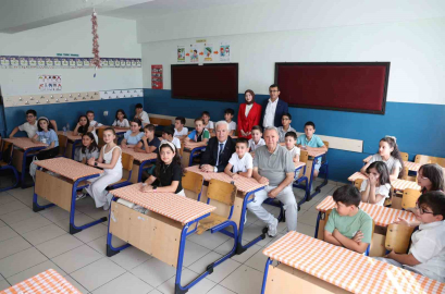 Başkan Bozbey, öğrencilerin karne sevincine ortak oldu