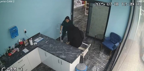 Bursa’daki depremde tedavi gören köpeği içeride bırakmadı