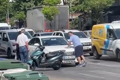 Yol verme tartışmasında aracın önünü kesti, sileceği kırıp cama yumruk attı