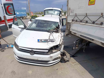 Kontrolden çıkan otomobil benzinlikteki tıra çarptı