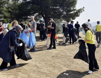 Bu kez yürüyüş değil, temizlik için bir araya geldiler