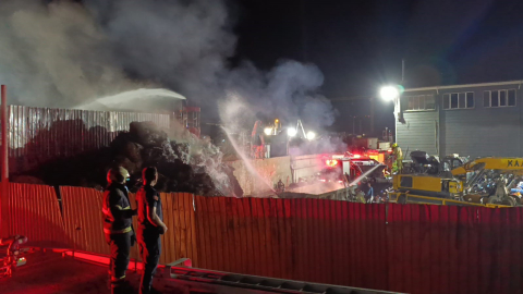 Bursa’da geri dönüşüm tesisinde yangın: 1 itfaiye eri ağır yaralandı