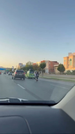 Trafikte motosikletiyle akrobasi yaptı