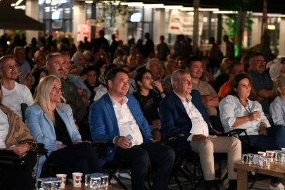 Başkan Erkan Aydın vatandaşlarla Bursa Bülbülü filmini izledi