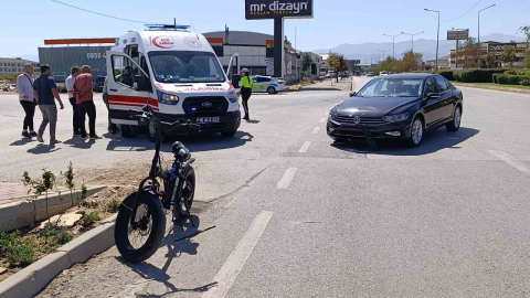 Elektrikli bisiklet ile otomobil çarpıştı: 1 yaralı