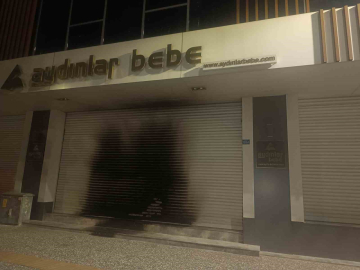 Bursa’da mağazayı ateşe veren şahıs video çekti