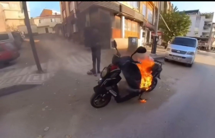 Bursa’da motosiklet alev topuna döndü, vatandaş vileda kovasıyla müdahale etti