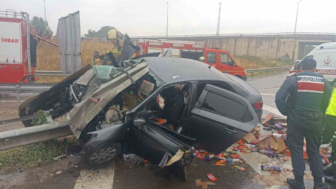 Otomobil bariyerlere saplandı; 1’i ağır 2 kişi yaralandı