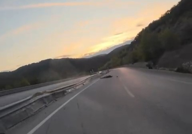 Çanakkale’de seyir halindeki motosikletlinin kaza anı kameraya yansıdı