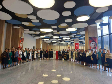 Nilüfer Kadın Korosu’ndan Cumhuriyet defilesi