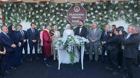 Bakan Göktaş, evlilik kredisinden yararlanan çiftin nikah şahidi oldu