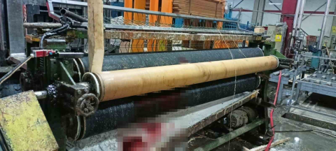 Silindir makinasına elini kaptıran işçi ağır yaralandı