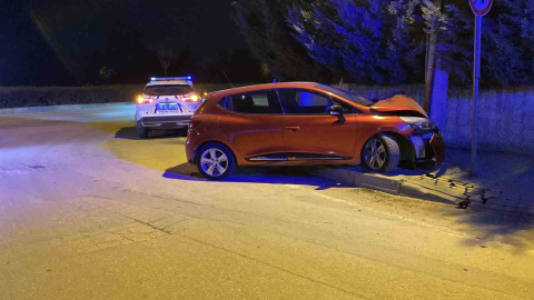 Kontrolden çıkan otomobil, beton direğe çarptı